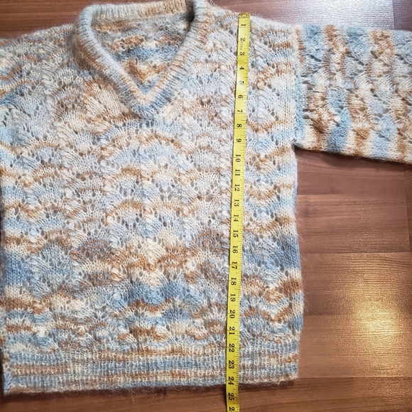 Handmade women's wool knit V-neck ballon sleeves sweater - Picture 10 of 12